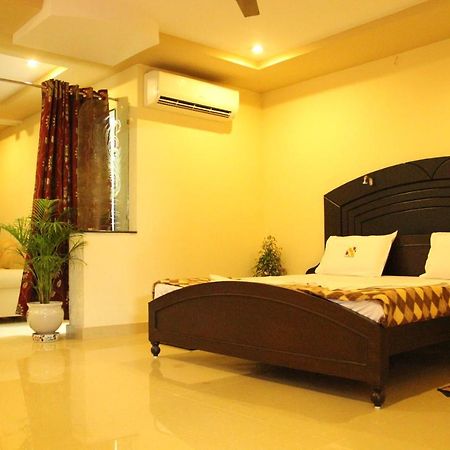 Hotel Sri Grands Rajahmundry Bagian luar foto