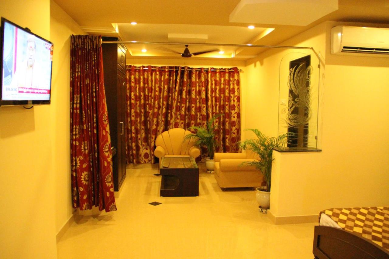 Hotel Sri Grands Rajahmundry Bagian luar foto