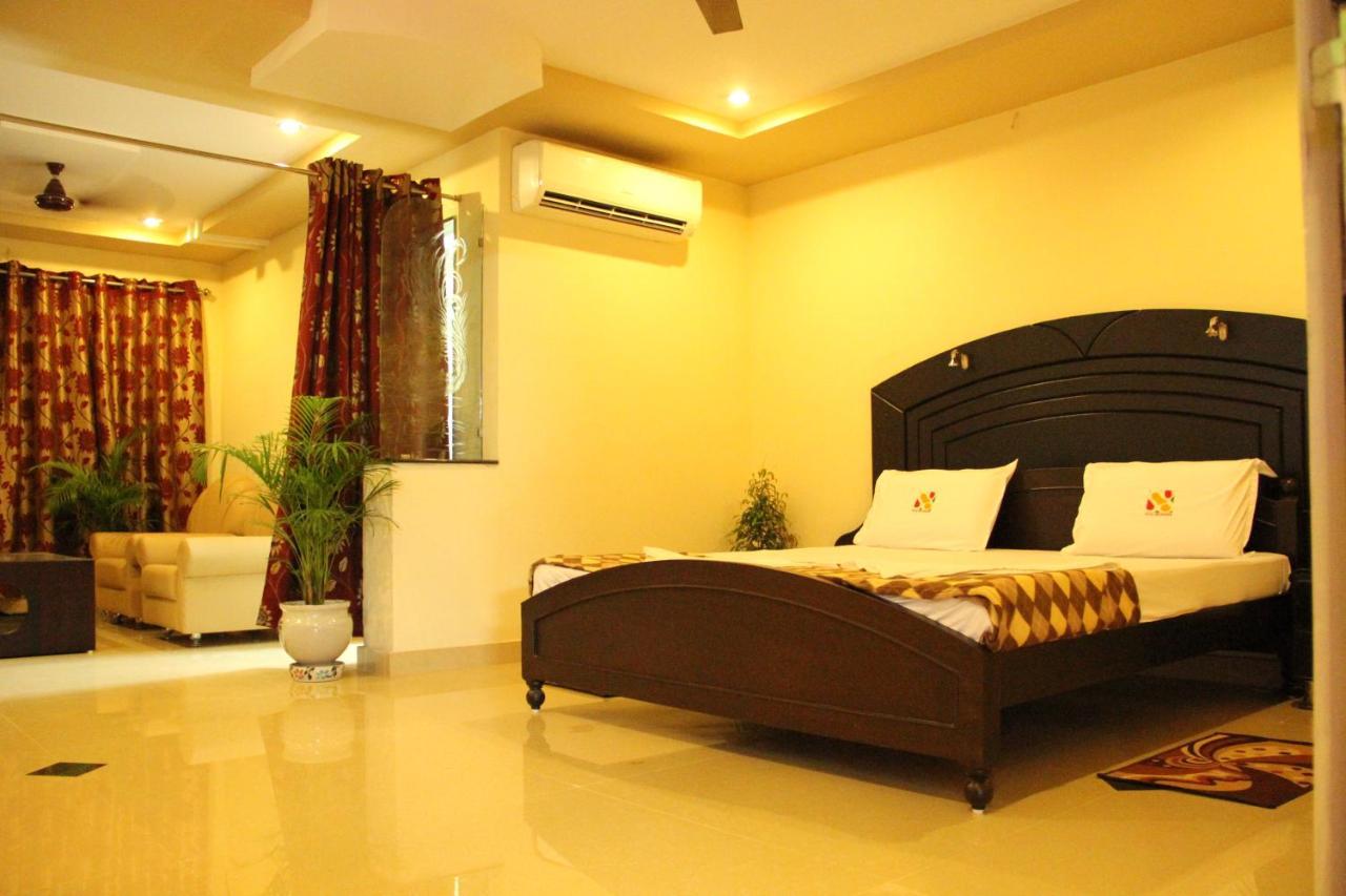 Hotel Sri Grands Rajahmundry Bagian luar foto