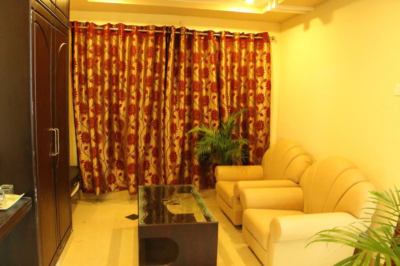 Hotel Sri Grands Rajahmundry Bagian luar foto