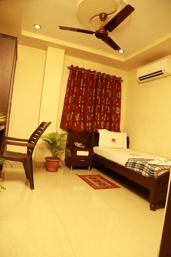 Hotel Sri Grands Rajahmundry Bagian luar foto