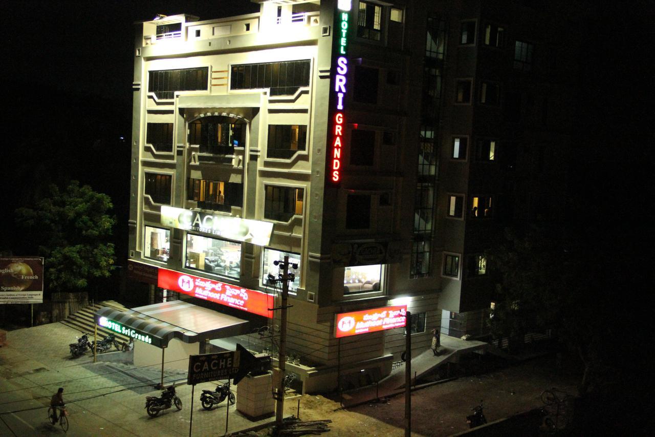 Hotel Sri Grands Rajahmundry Bagian luar foto